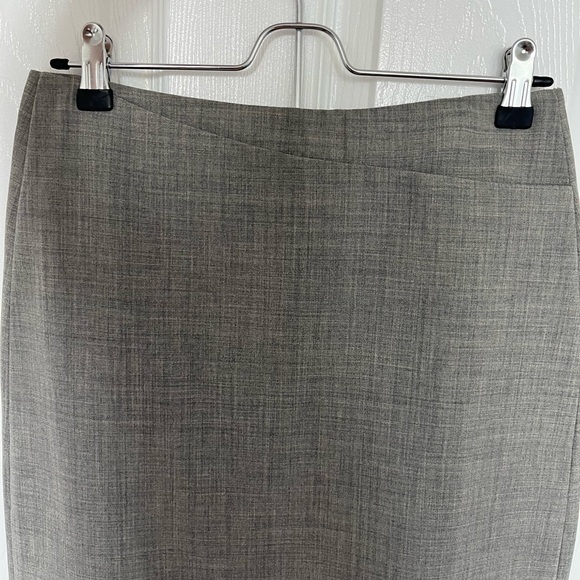Beautiful DKNY light heather grey wool blend pencil skirt - Picture 2 of 6